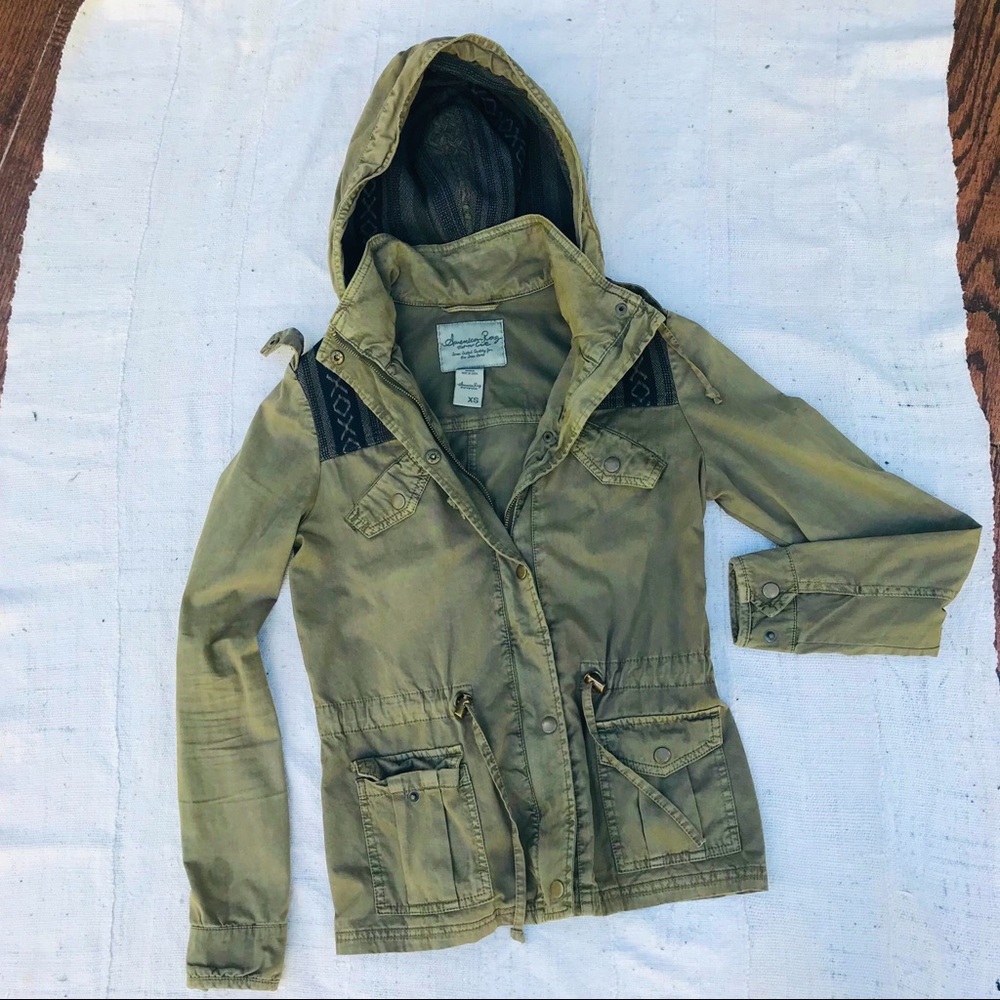 Fitted green jacket with hood